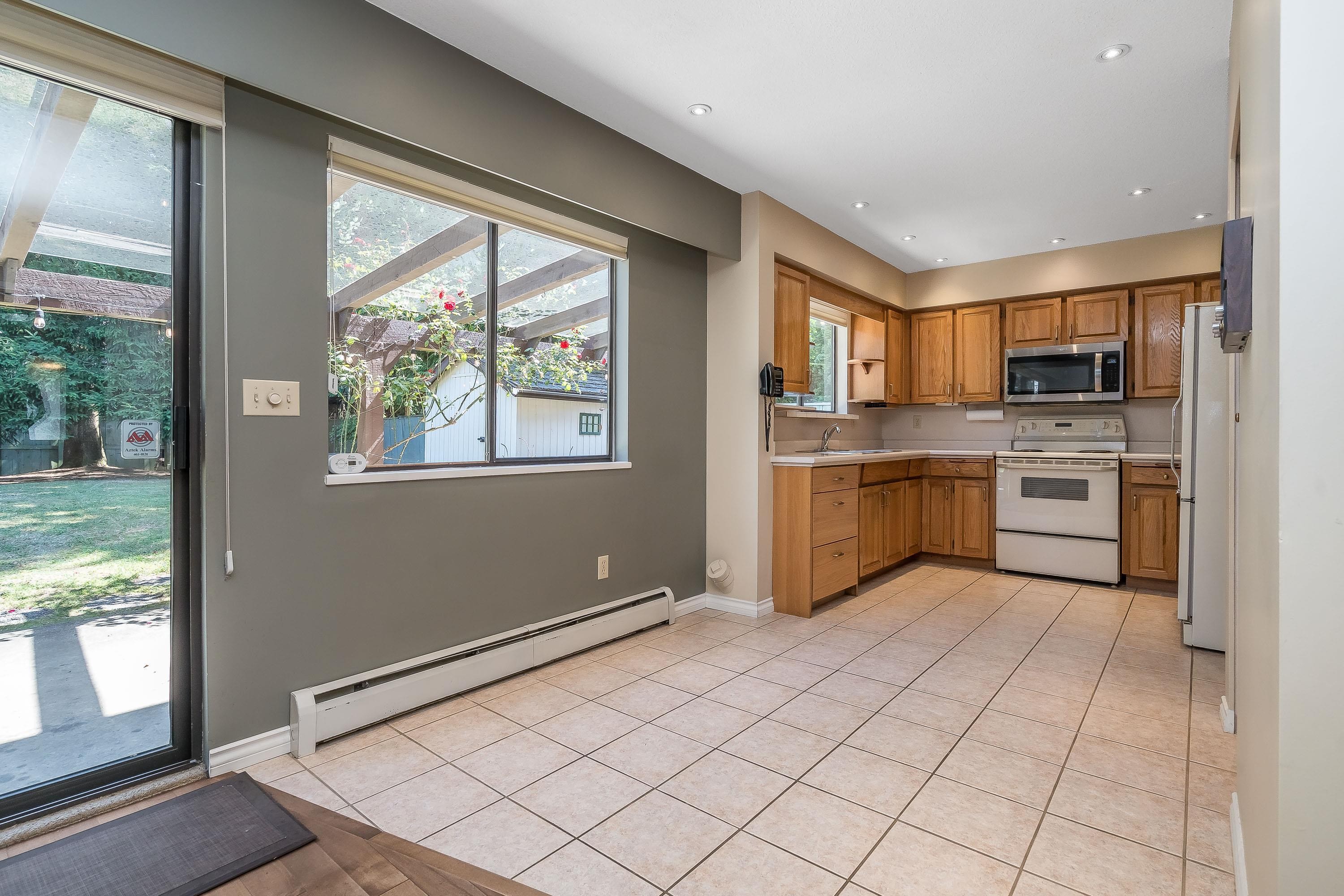 571 Berry Street, Coquitlam, BC - Indoor Photo Showing Kitchen