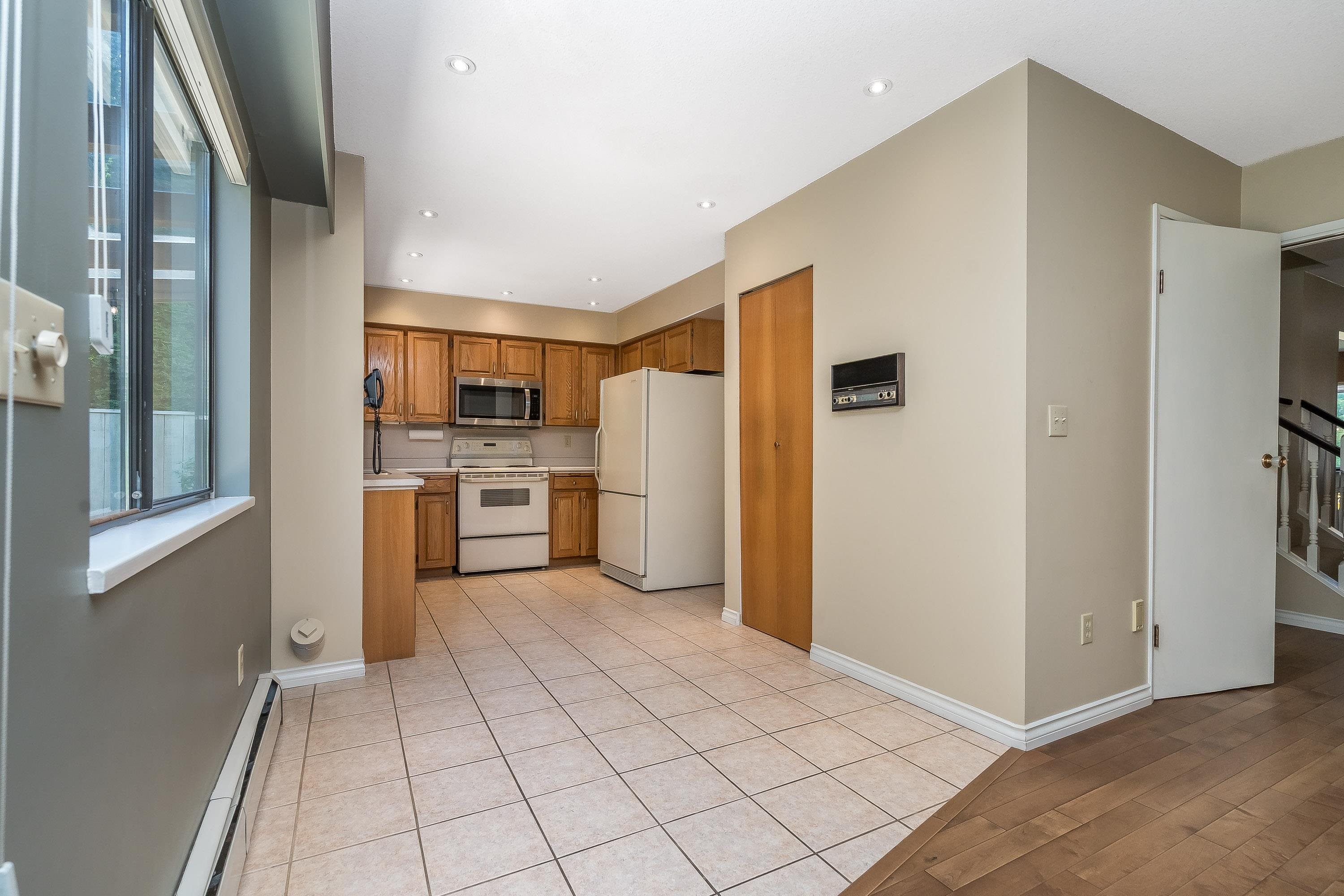 571 Berry Street, Coquitlam, BC - Indoor Photo Showing Kitchen