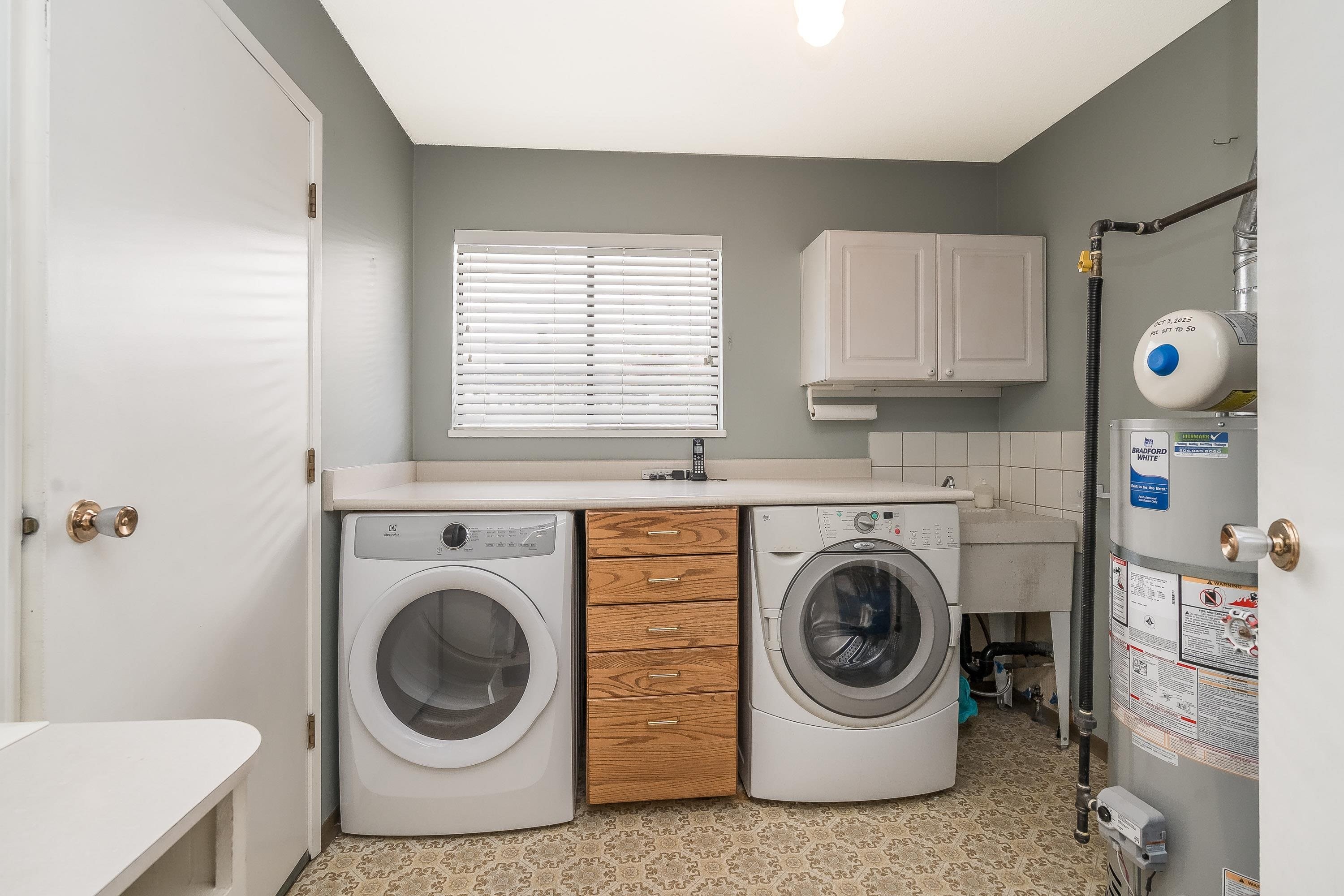 571 Berry Street, Coquitlam, BC - Indoor Photo Showing Laundry Room