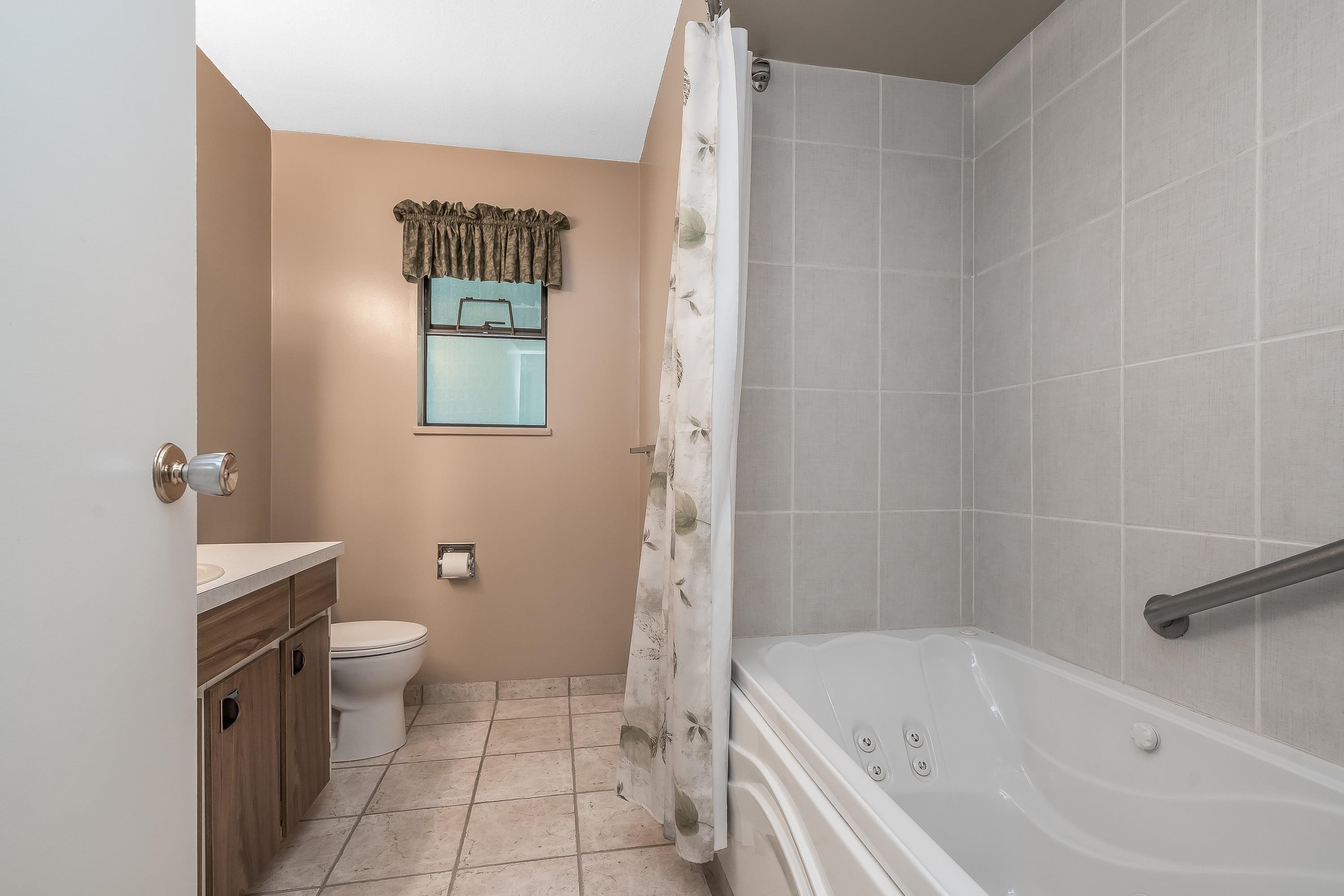 571 Berry Street, Coquitlam, BC - Indoor Photo Showing Bathroom
