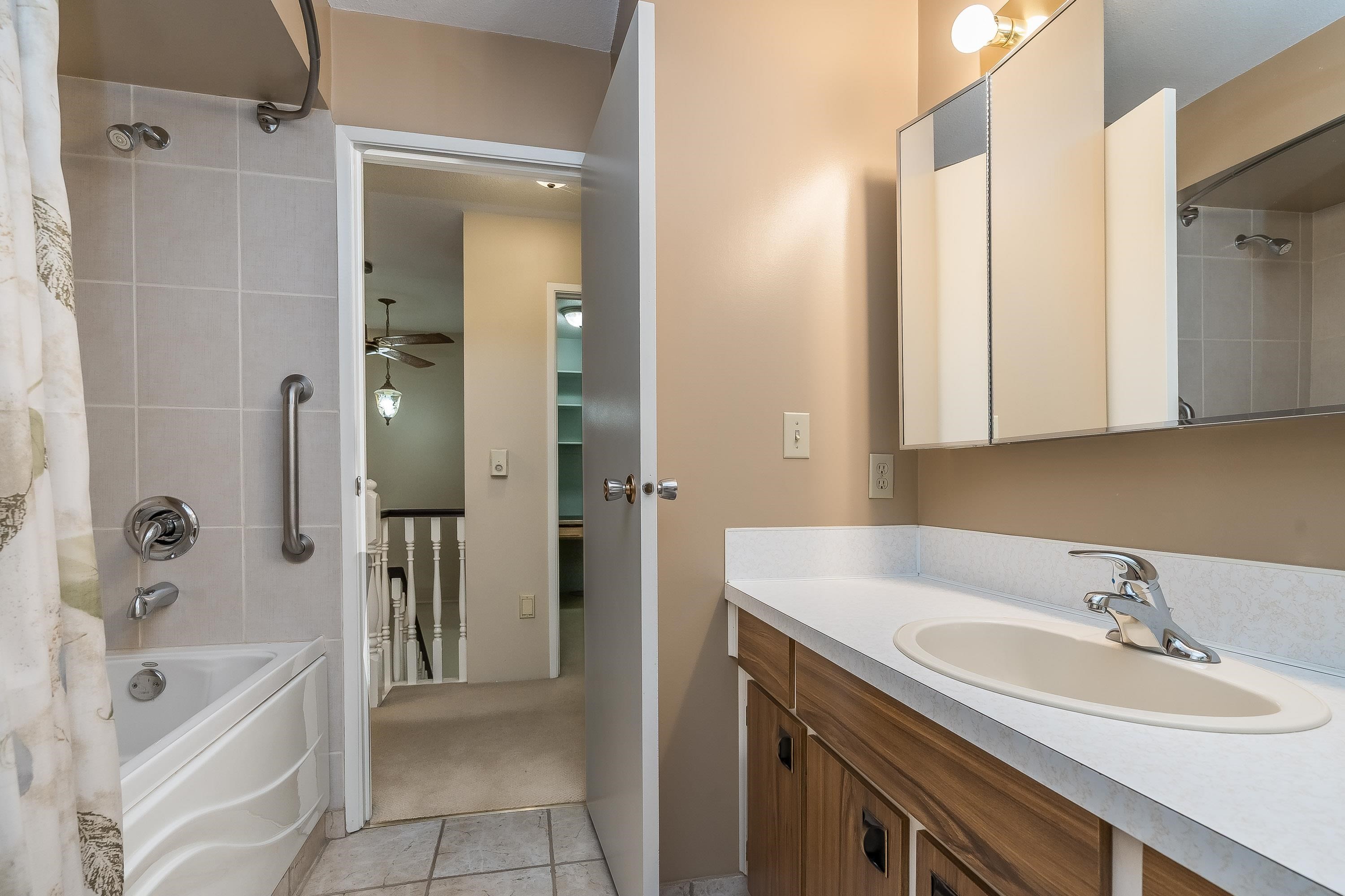 571 Berry Street, Coquitlam, BC - Indoor Photo Showing Bathroom