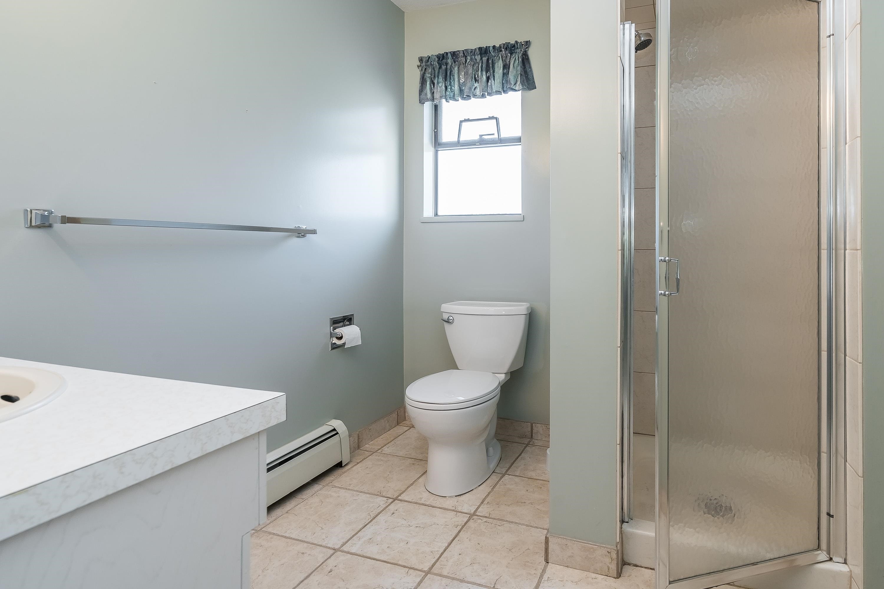 571 Berry Street, Coquitlam, BC - Indoor Photo Showing Bathroom