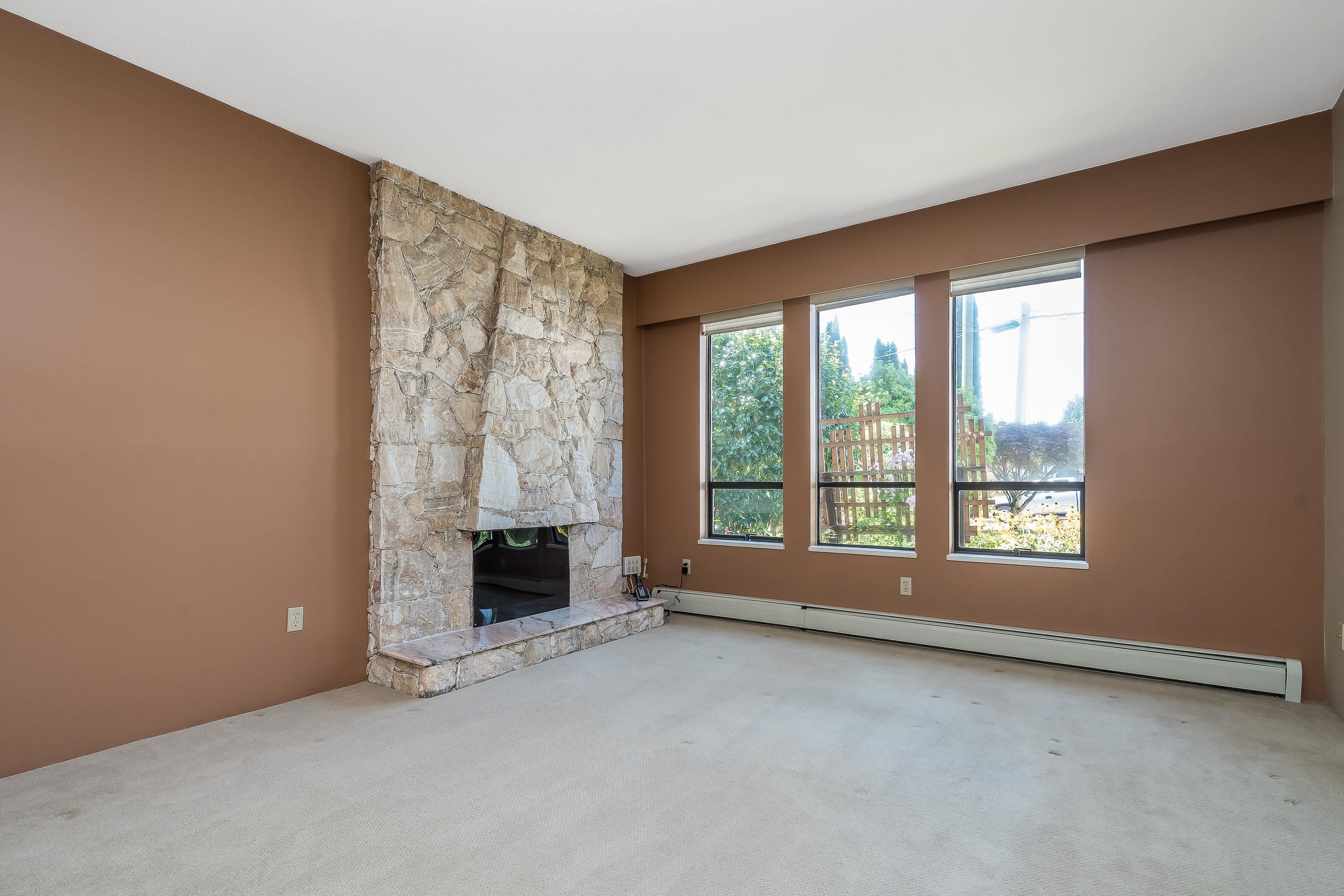 571 Berry Street, Coquitlam, BC - Indoor With Fireplace