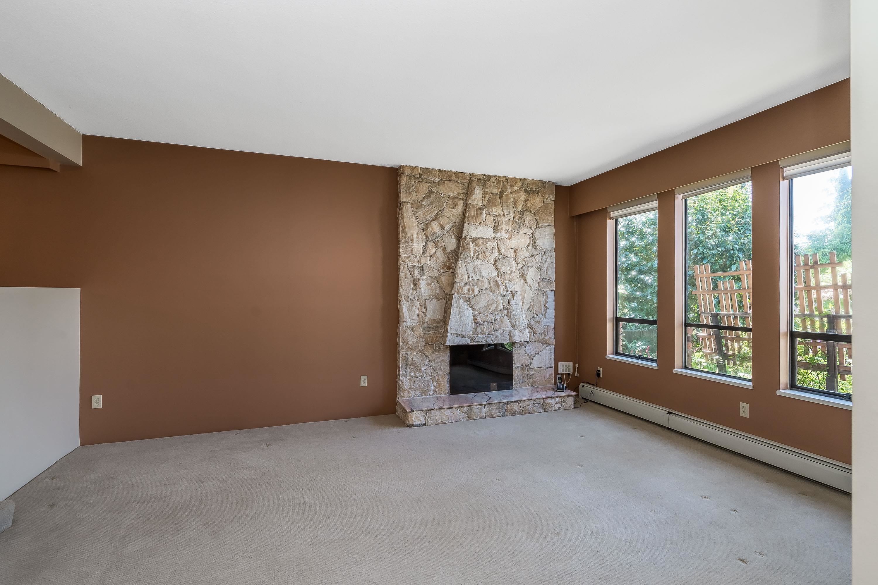 571 Berry Street, Coquitlam, BC - Indoor With Fireplace