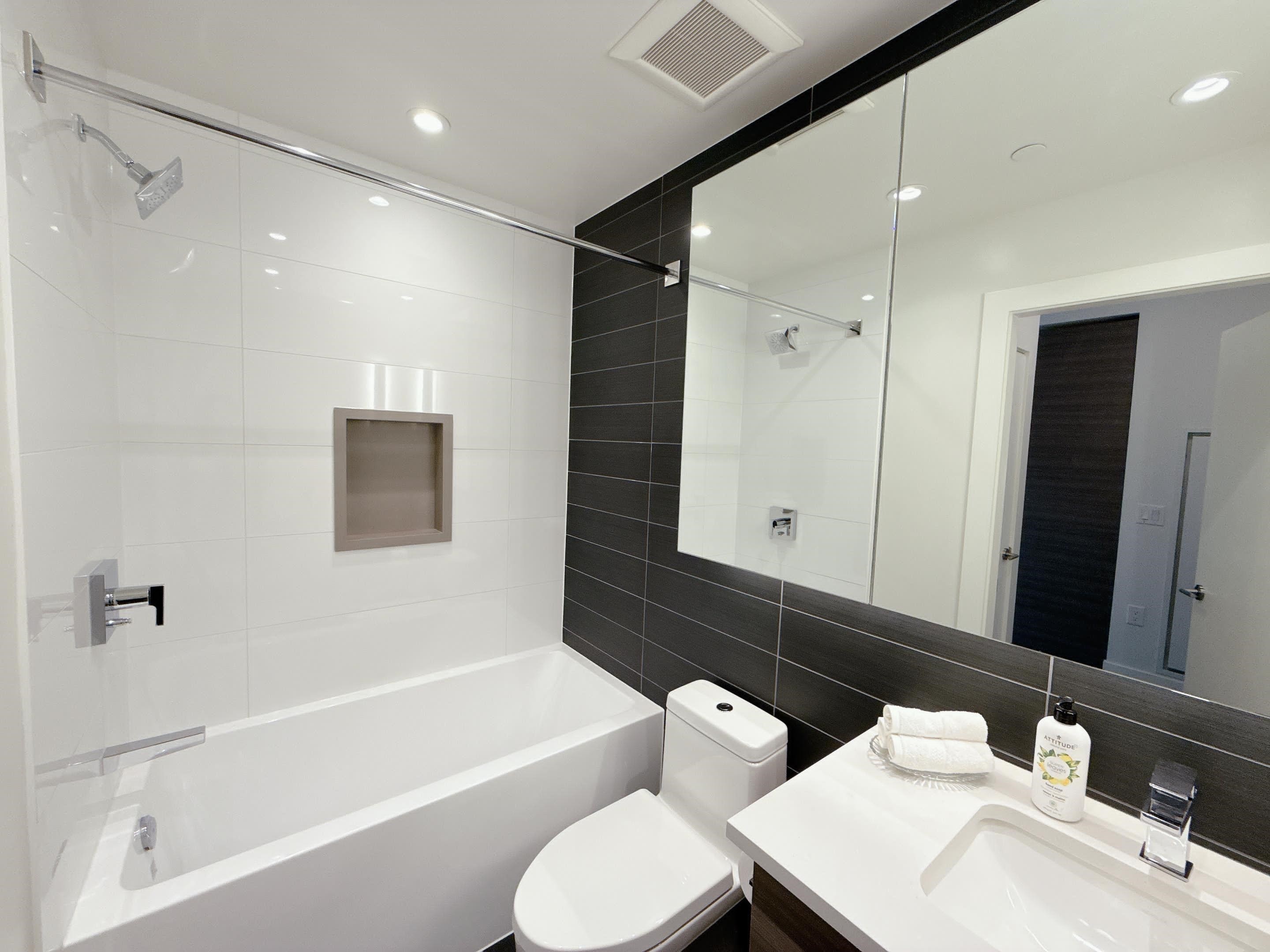 321-3438 Sawmill Crescent, Vancouver, BC - Indoor Photo Showing Bathroom