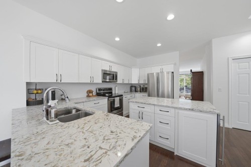 1983 Parkway Boulevard, Coquitlam, BC - Indoor Photo Showing Kitchen With Double Sink With Upgraded Kitchen