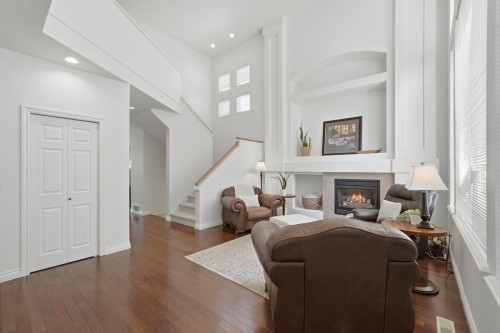 1983 Parkway Boulevard, Coquitlam, BC - Indoor With Fireplace