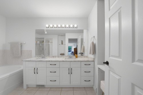 1983 Parkway Boulevard, Coquitlam, BC - Indoor Photo Showing Bathroom