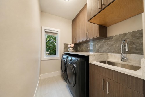 11911 Dunavon Place, Richmond, BC - Indoor Photo Showing Laundry Room