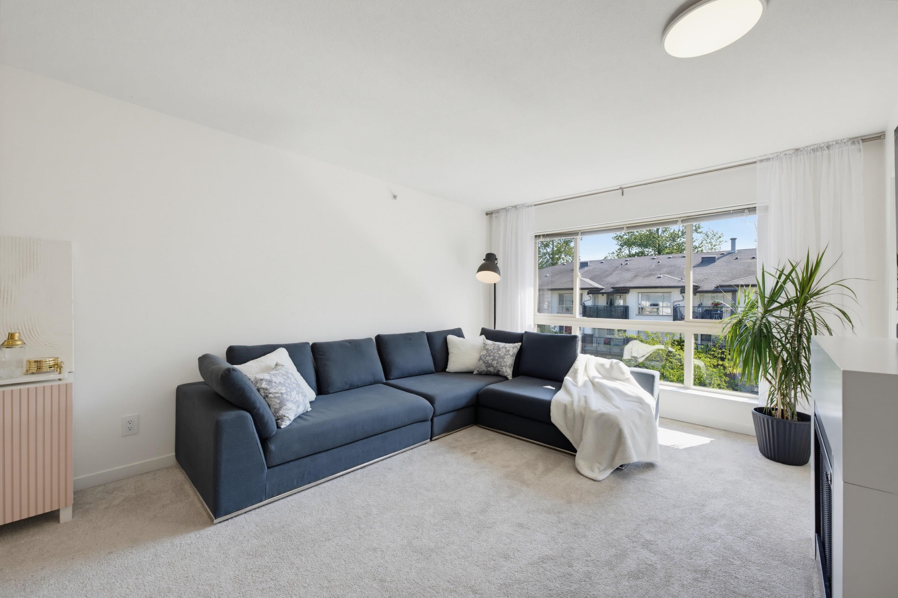 412-11665 Haney Bypass, Maple Ridge, BC - Indoor Photo Showing Living Room