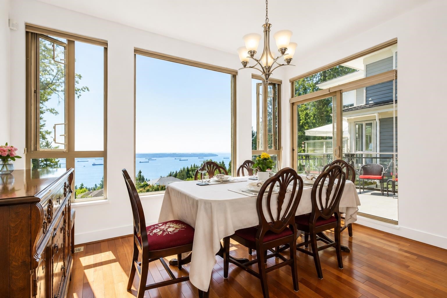 2462 Shadbolt Lane, West Vancouver, BC - Indoor Photo Showing Dining Room
