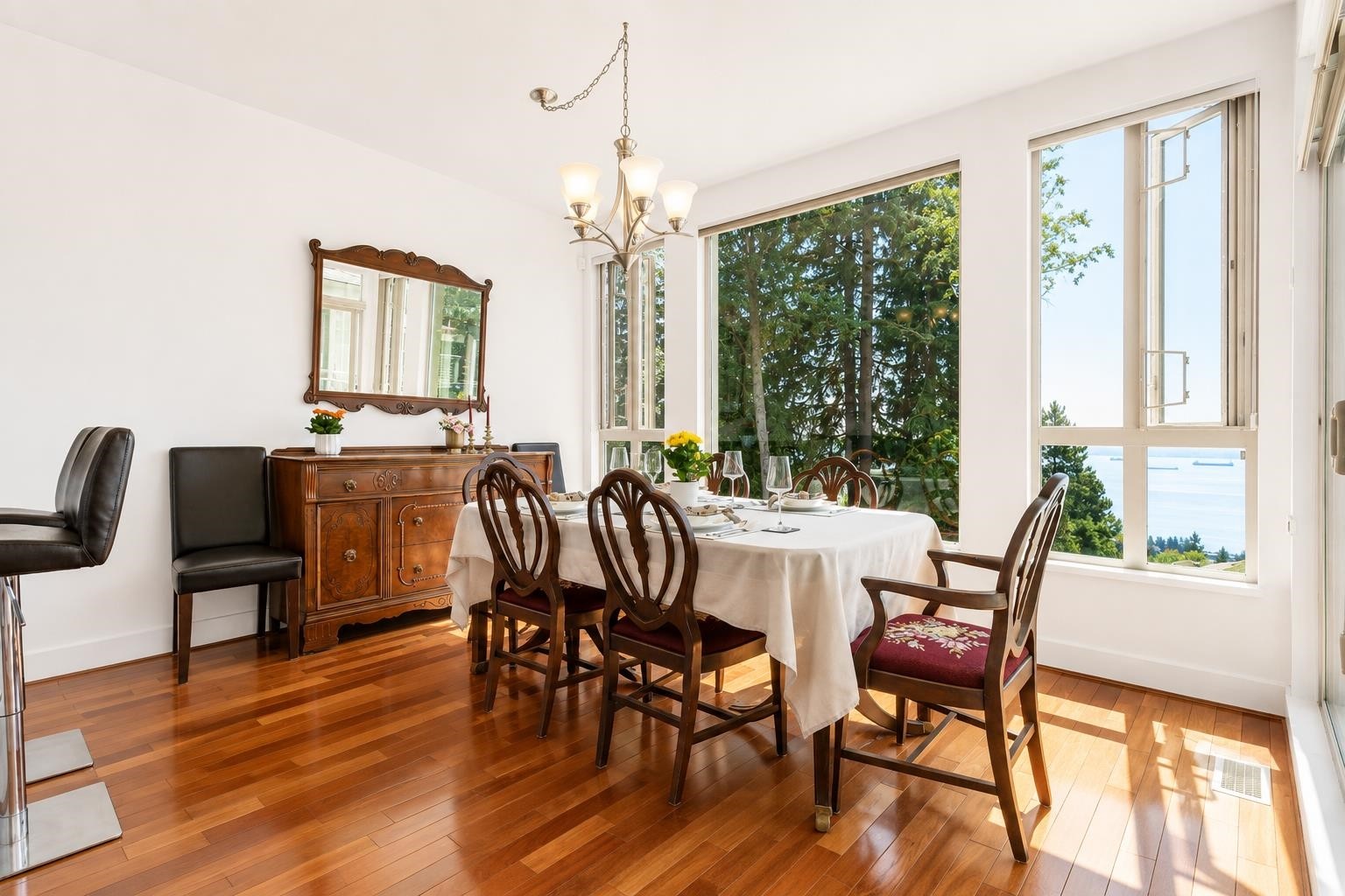 2462 Shadbolt Lane, West Vancouver, BC - Indoor Photo Showing Dining Room