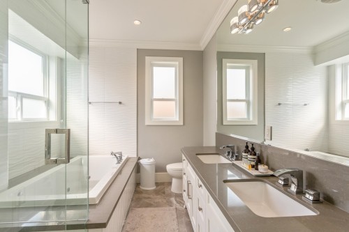 10340 Odlin Road, Richmond, BC - Indoor Photo Showing Bathroom