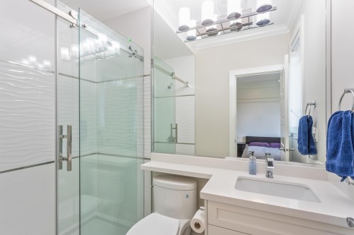 10340 Odlin Road, Richmond, BC - Indoor Photo Showing Bathroom
