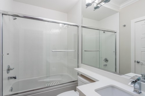 10340 Odlin Road, Richmond, BC - Indoor Photo Showing Bathroom