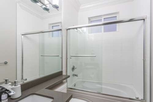 10340 Odlin Road, Richmond, BC - Indoor Photo Showing Bathroom