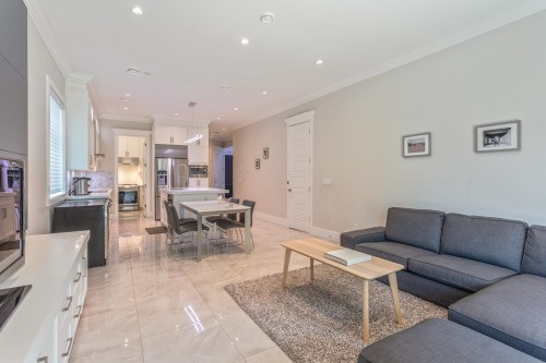 10340 Odlin Road, Richmond, BC - Indoor Photo Showing Living Room