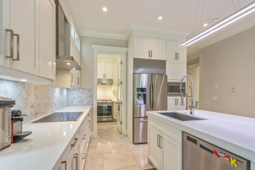10340 Odlin Road, Richmond, BC - Indoor Photo Showing Kitchen With Upgraded Kitchen