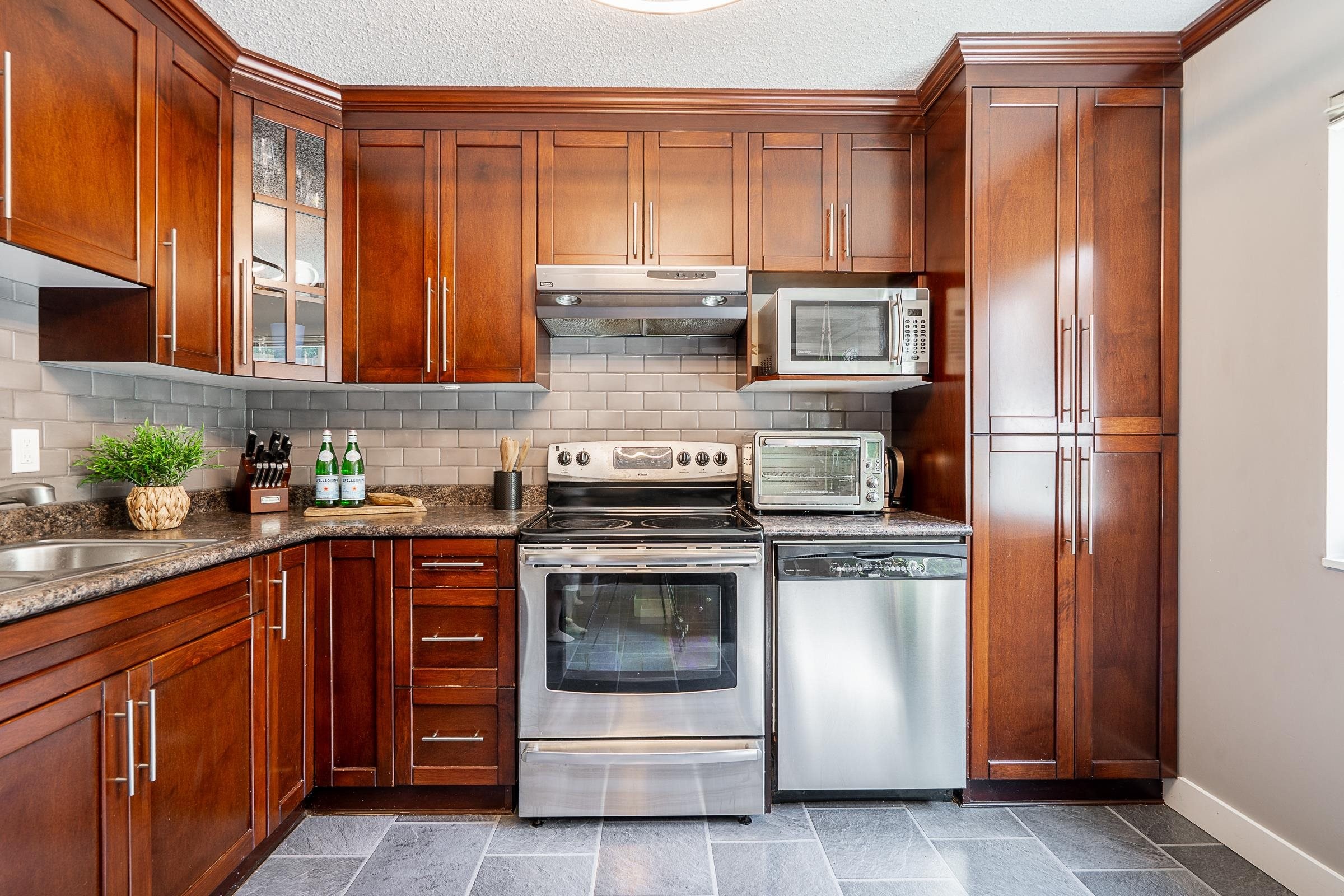 241B Evergreen Drive, Port Moody, BC - Indoor Photo Showing Kitchen