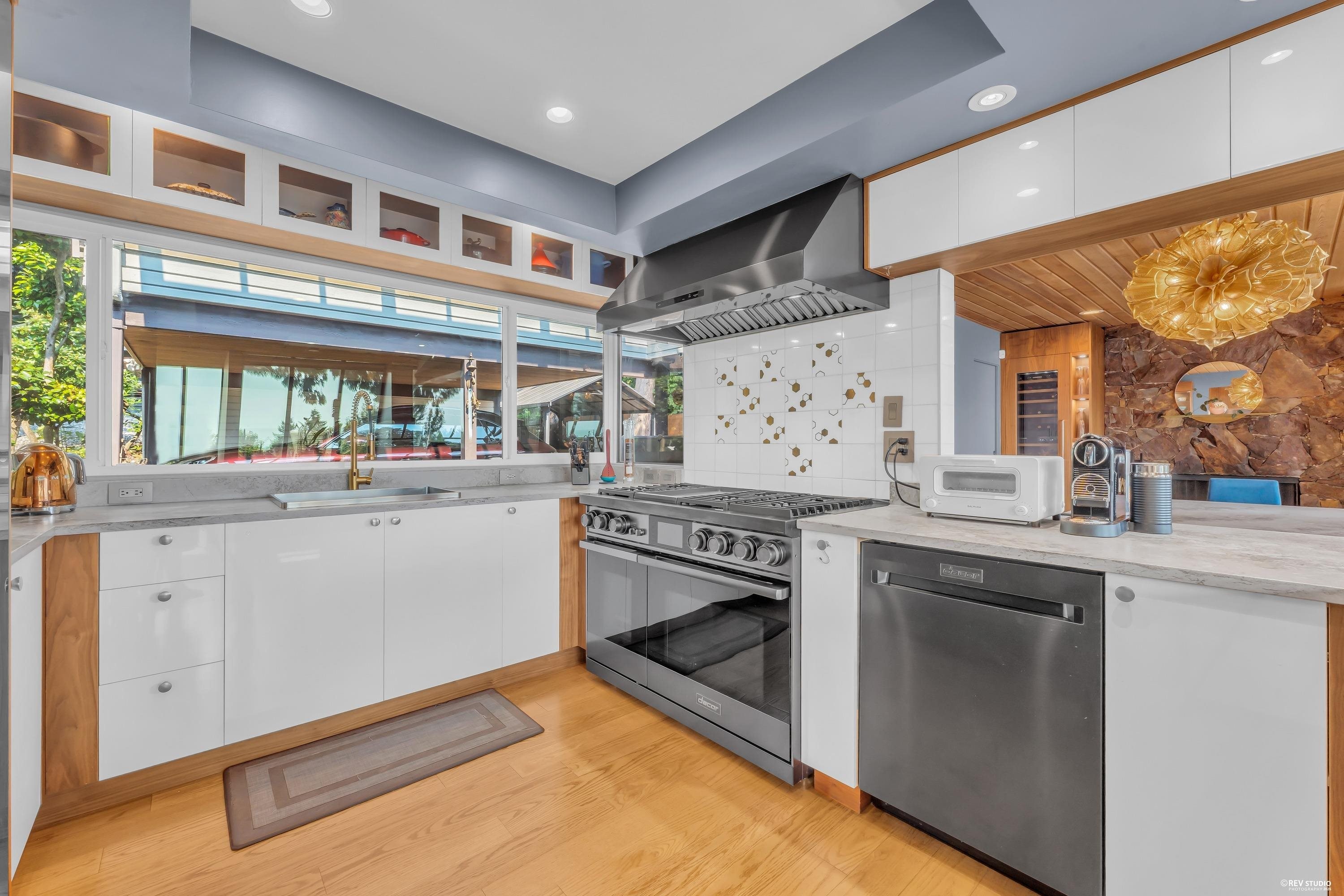1315 Tyrol Road, West Vancouver, BC - Indoor Photo Showing Kitchen