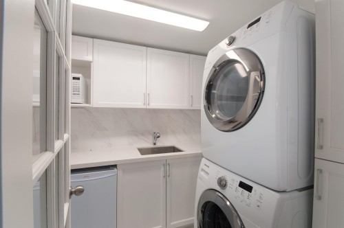 5530 Greenleaf Road, West Vancouver, BC - Indoor Photo Showing Laundry Room