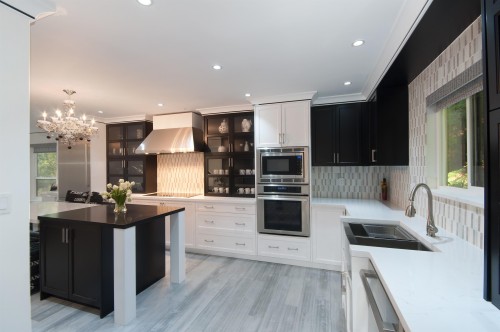 5530 Greenleaf Road, West Vancouver, BC - Indoor Photo Showing Kitchen With Double Sink With Upgraded Kitchen