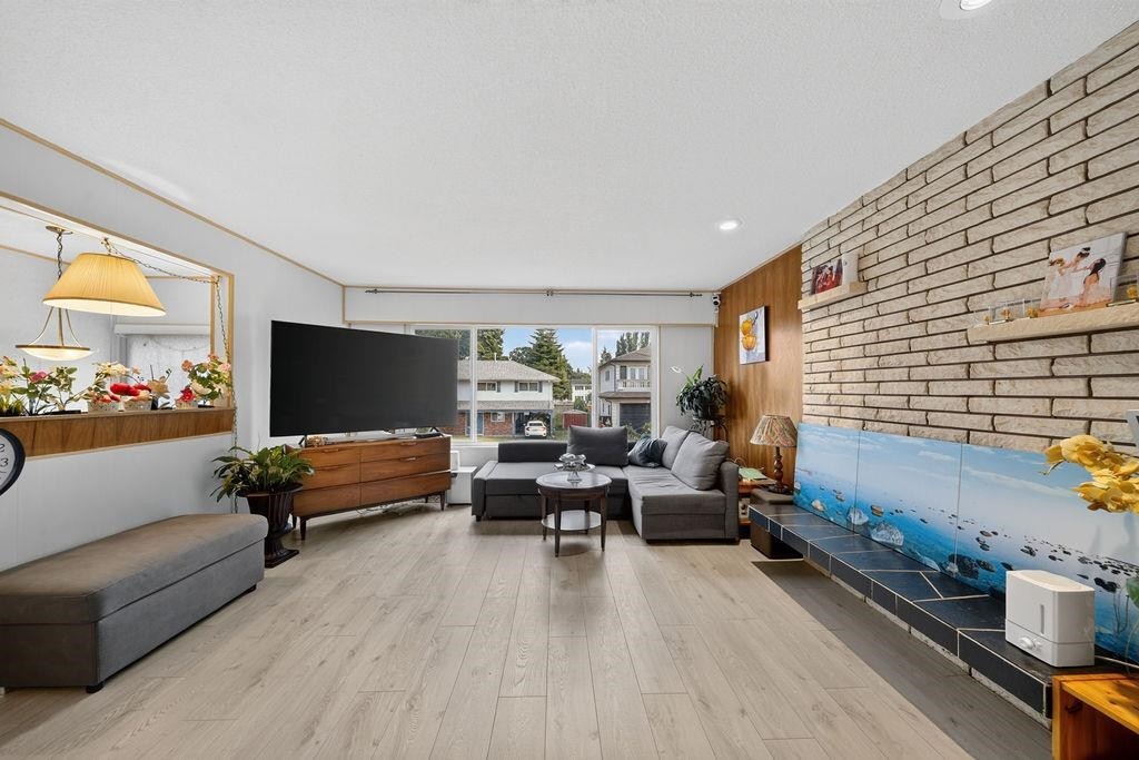 6071 Drewry Crescent, Richmond, BC - Indoor Photo Showing Living Room