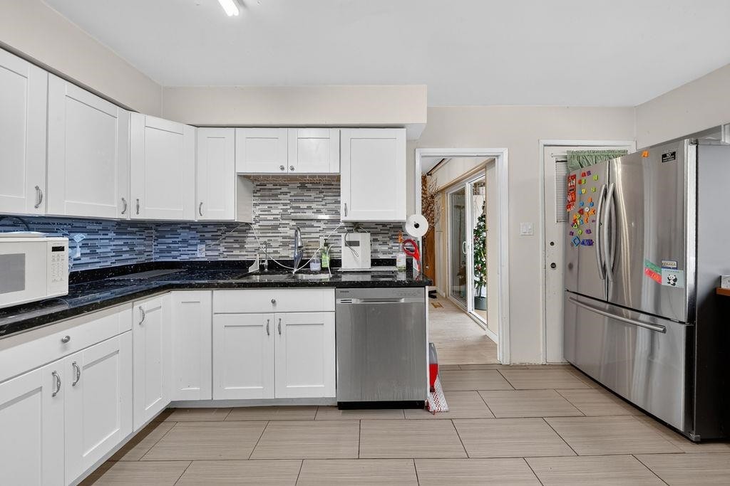 6071 Drewry Crescent, Richmond, BC - Indoor Photo Showing Kitchen