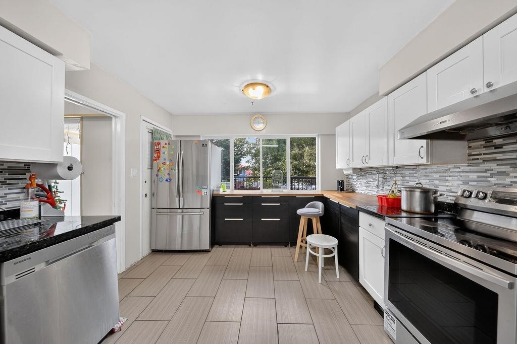 6071 Drewry Crescent, Richmond, BC - Indoor Photo Showing Kitchen With Upgraded Kitchen