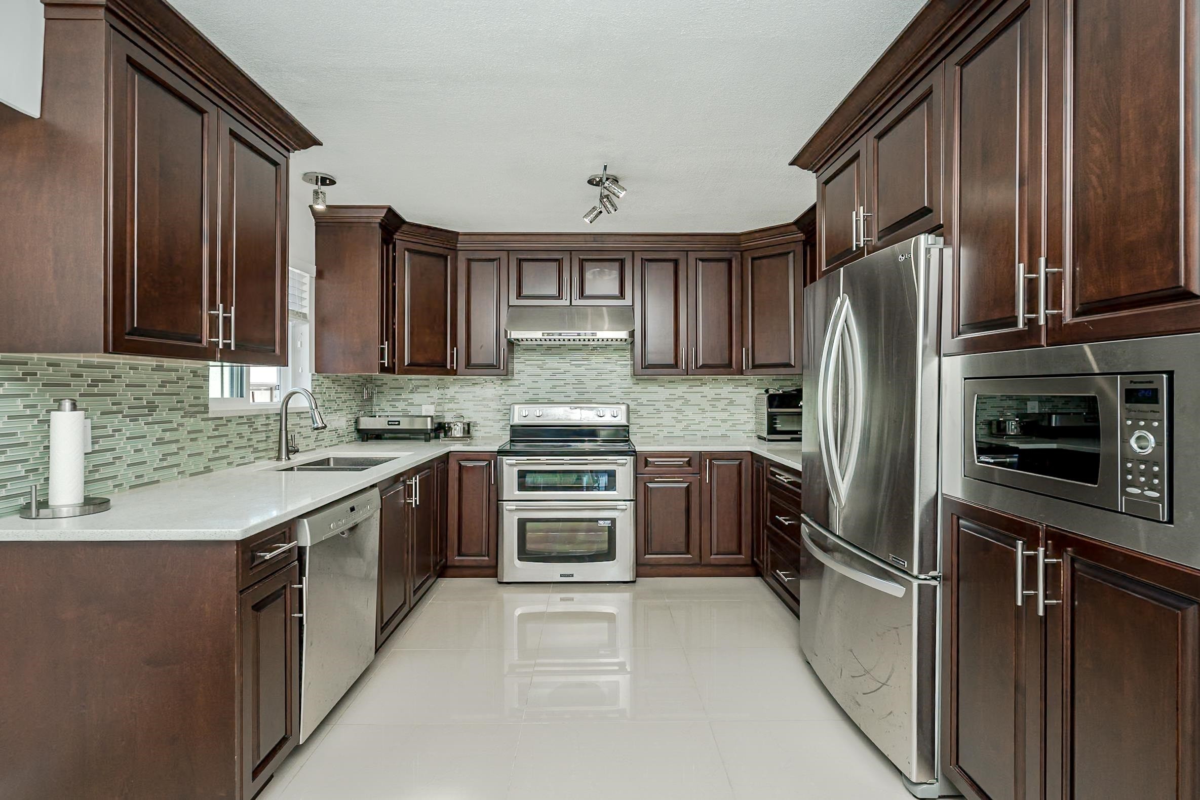 6074 Sherbrooke Street, Vancouver, BC - Indoor Photo Showing Kitchen With Double Sink With Upgraded Kitchen