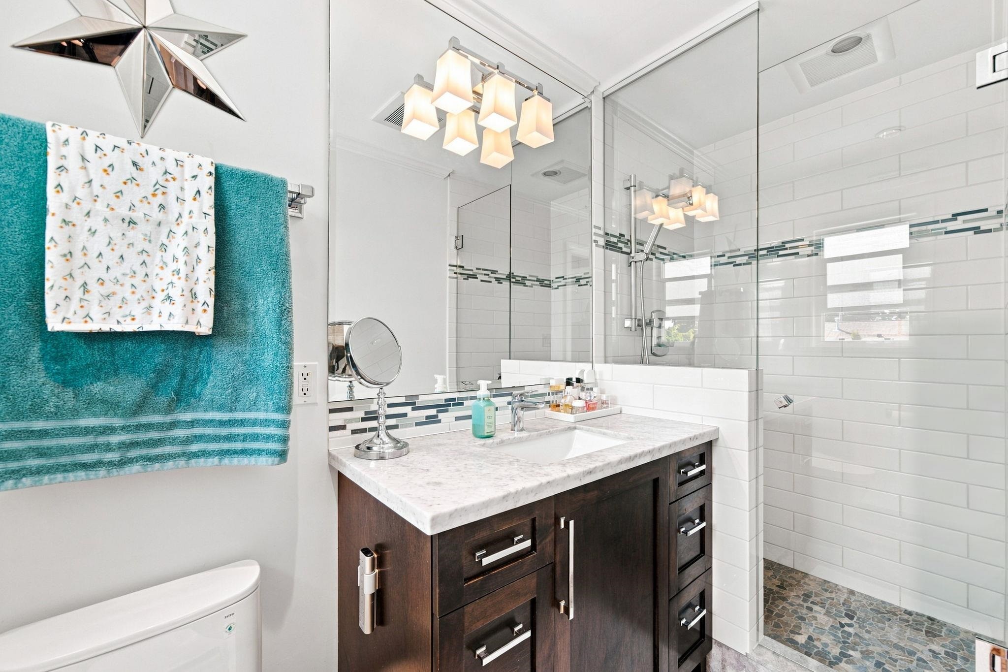 2282 Stanwood Avenue, Coquitlam, BC - Indoor Photo Showing Bathroom