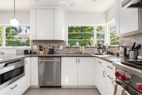 696 27Th Avenue W, Vancouver, BC - Indoor Photo Showing Kitchen