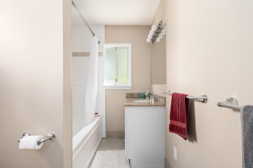 696 27Th Avenue W, Vancouver, BC - Indoor Photo Showing Bathroom