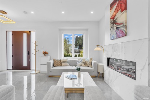 3267 29Th Avenue E, Vancouver, BC - Indoor Photo Showing Living Room With Fireplace