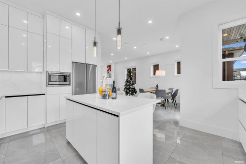 3267 29Th Avenue E, Vancouver, BC - Indoor Photo Showing Kitchen With Upgraded Kitchen