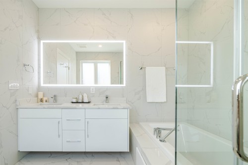 3321 37Th Avenue W, Vancouver, BC - Indoor Photo Showing Bathroom
