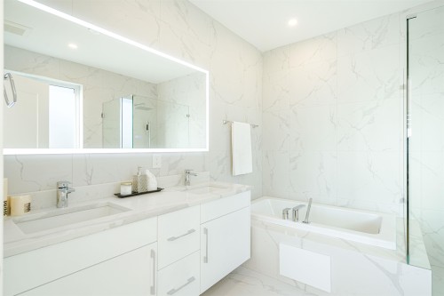 3321 37Th Avenue W, Vancouver, BC - Indoor Photo Showing Bathroom