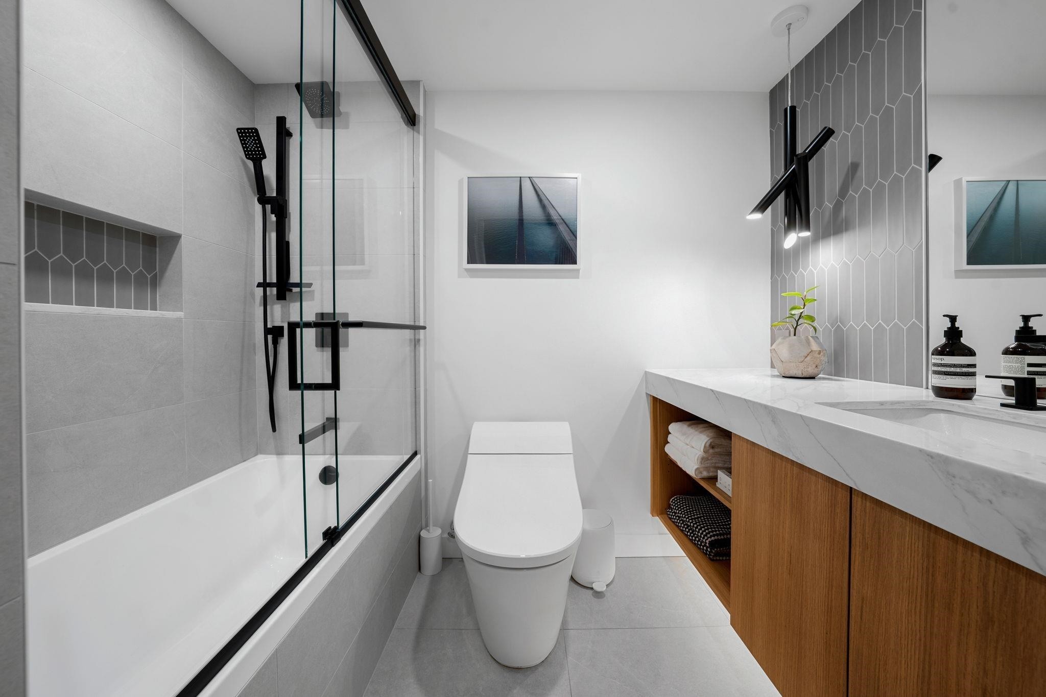 918 Homer Street, Vancouver, BC - Indoor Photo Showing Bathroom