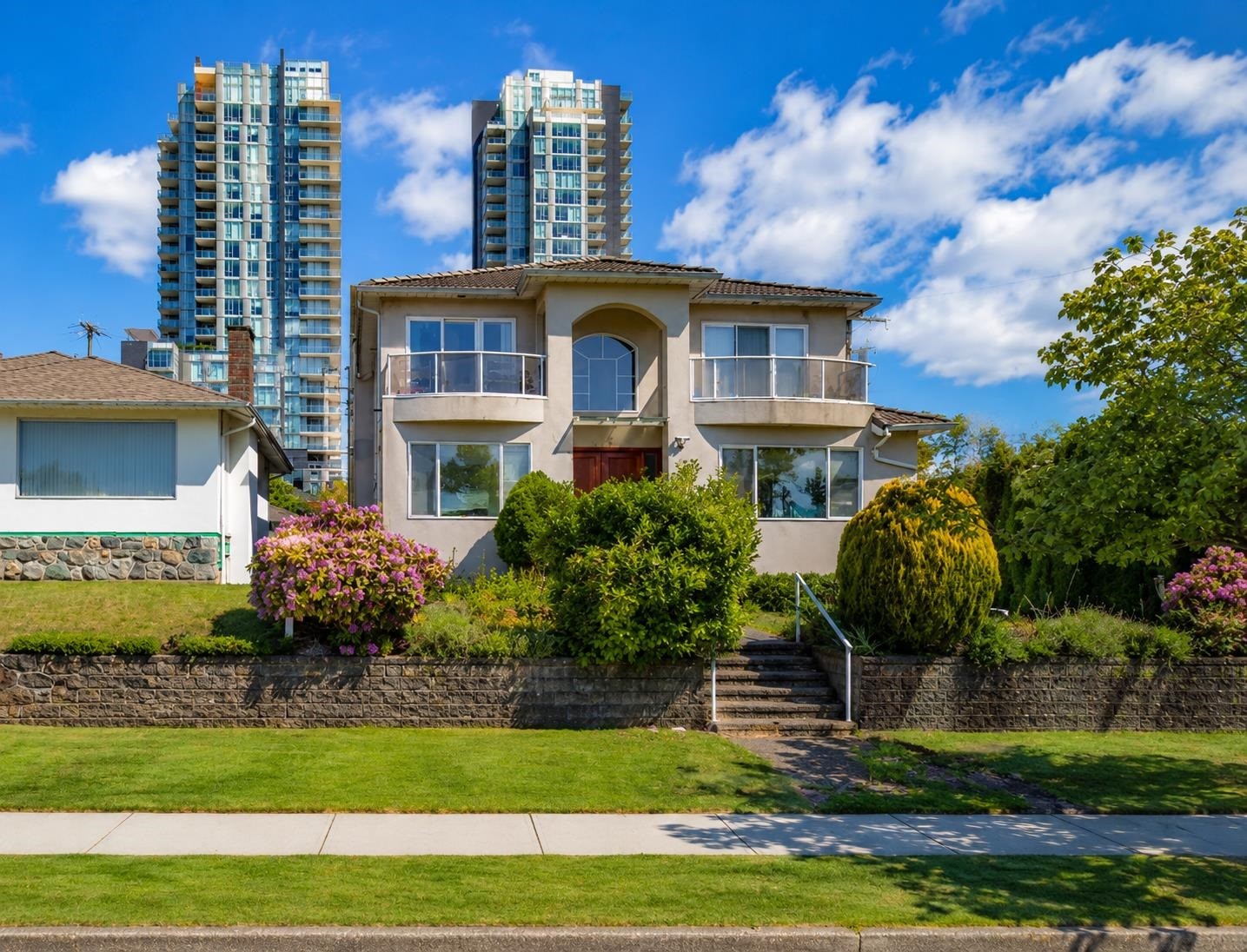515 60Th Avenue W, Vancouver, BC - Outdoor With Facade