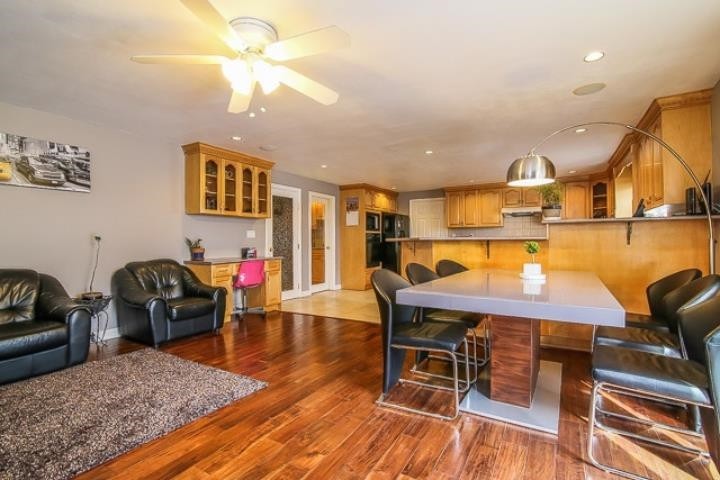 8820 No. 4 Road, Richmond, BC - Indoor Photo Showing Living Room