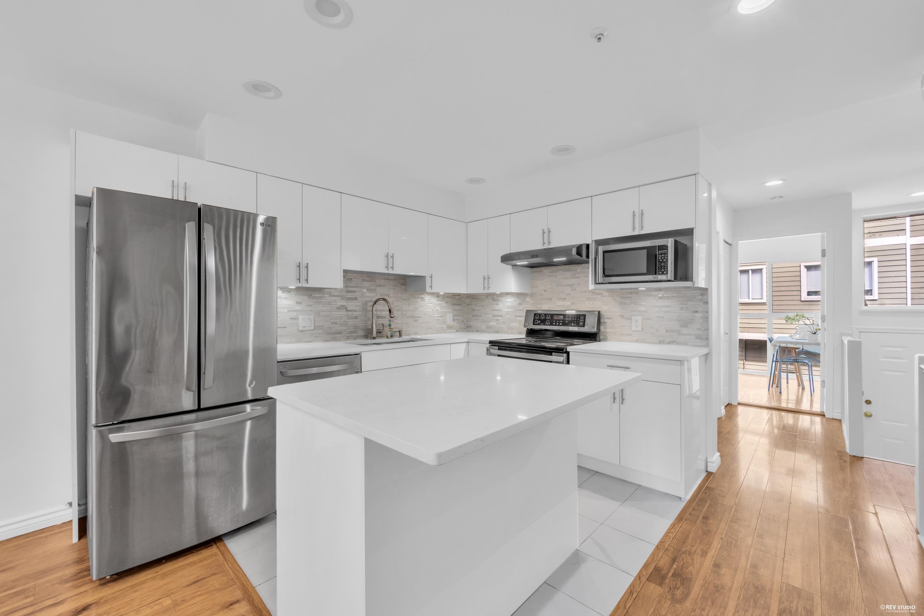 3396 Cobblestone Avenue, Vancouver, BC - Indoor Photo Showing Kitchen With Upgraded Kitchen