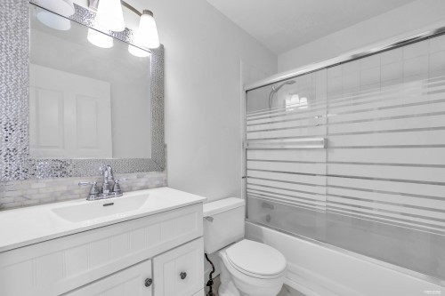3396 Cobblestone Avenue, Vancouver, BC - Indoor Photo Showing Bathroom
