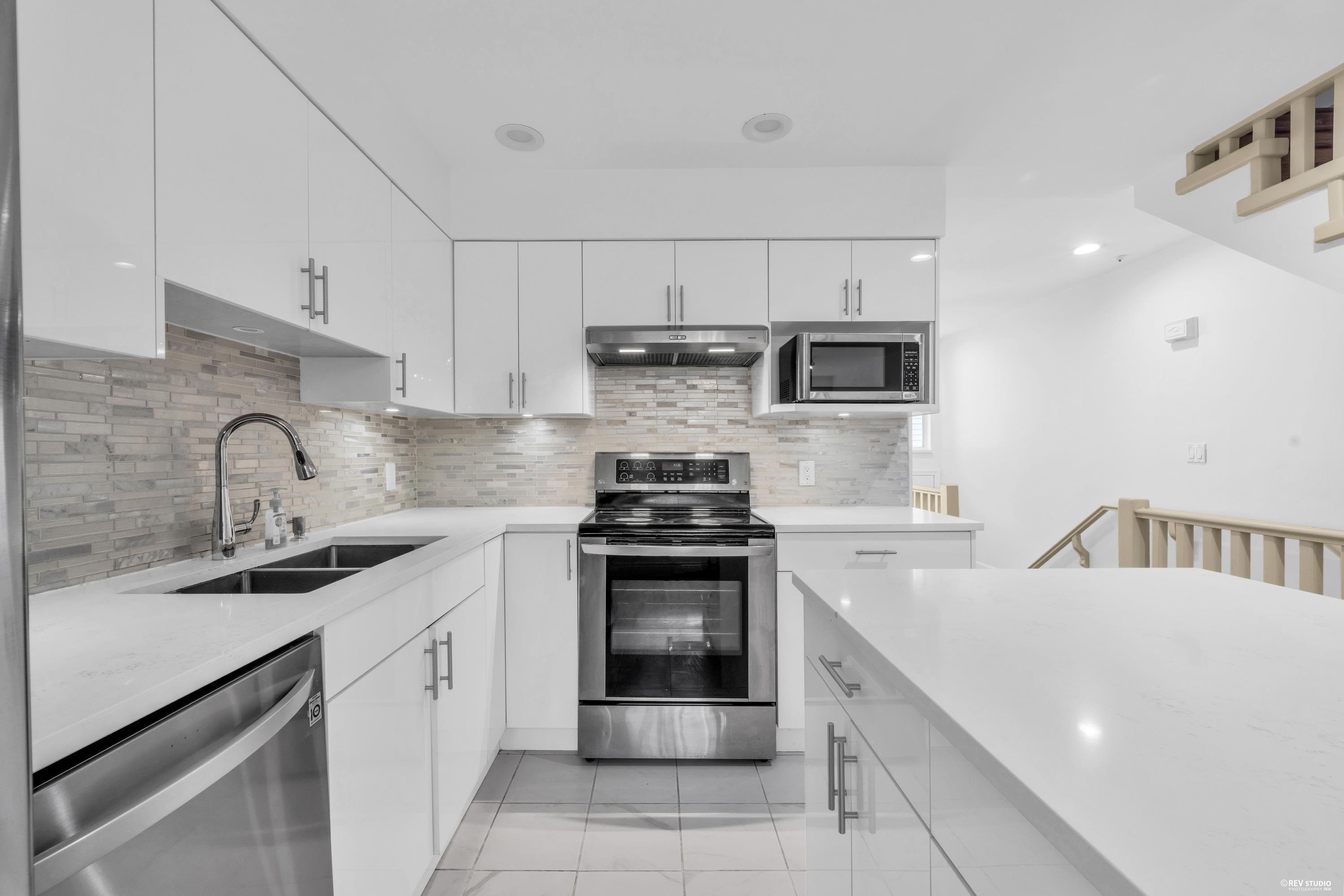 3396 Cobblestone Avenue, Vancouver, BC - Indoor Photo Showing Kitchen With Double Sink With Upgraded Kitchen