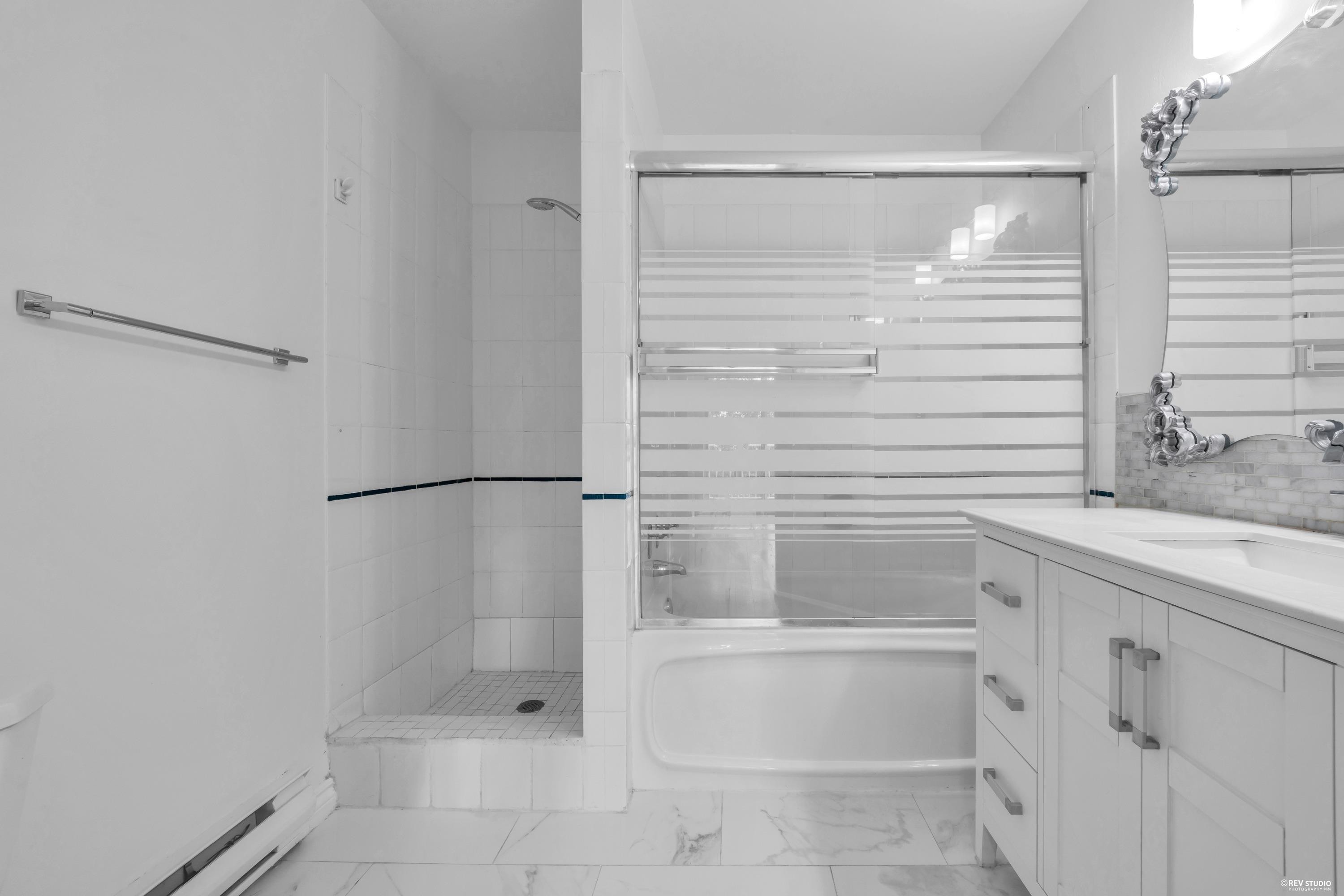 3396 Cobblestone Avenue, Vancouver, BC - Indoor Photo Showing Bathroom