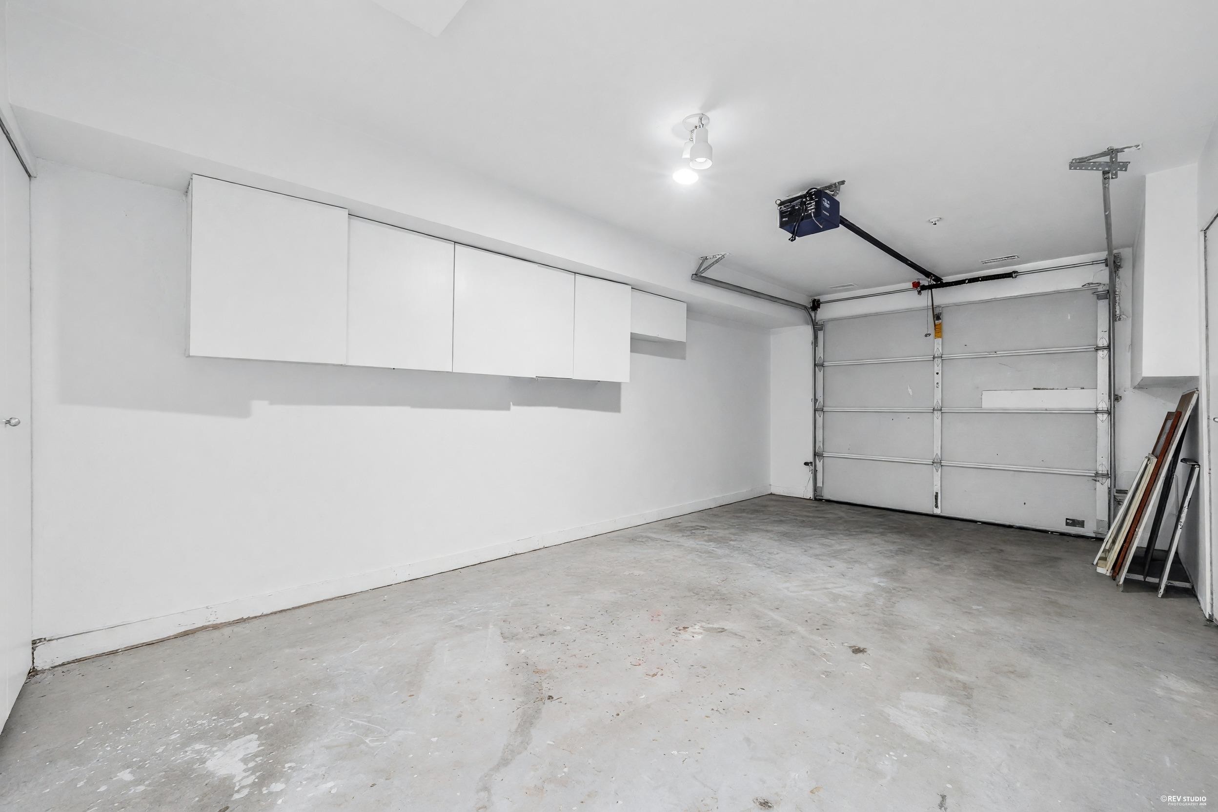 3396 Cobblestone Avenue, Vancouver, BC - Indoor Photo Showing Garage