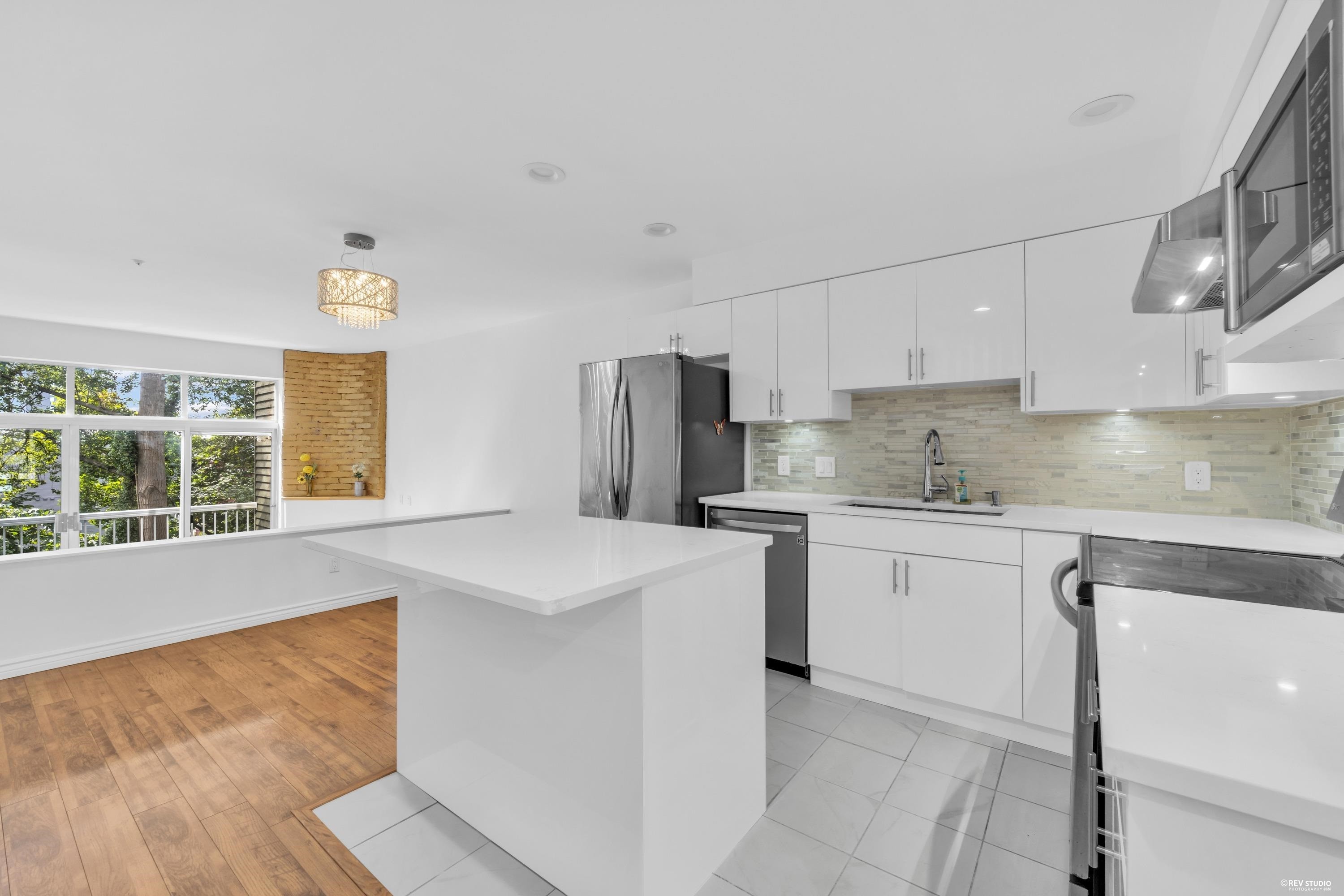 3396 Cobblestone Avenue, Vancouver, BC - Indoor Photo Showing Kitchen With Upgraded Kitchen