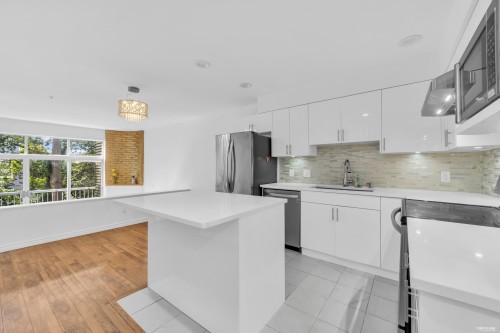 3396 Cobblestone Avenue, Vancouver, BC - Indoor Photo Showing Kitchen With Upgraded Kitchen