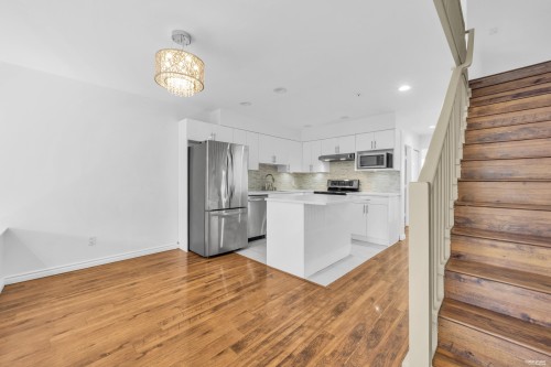 3396 Cobblestone Avenue, Vancouver, BC - Indoor Photo Showing Kitchen