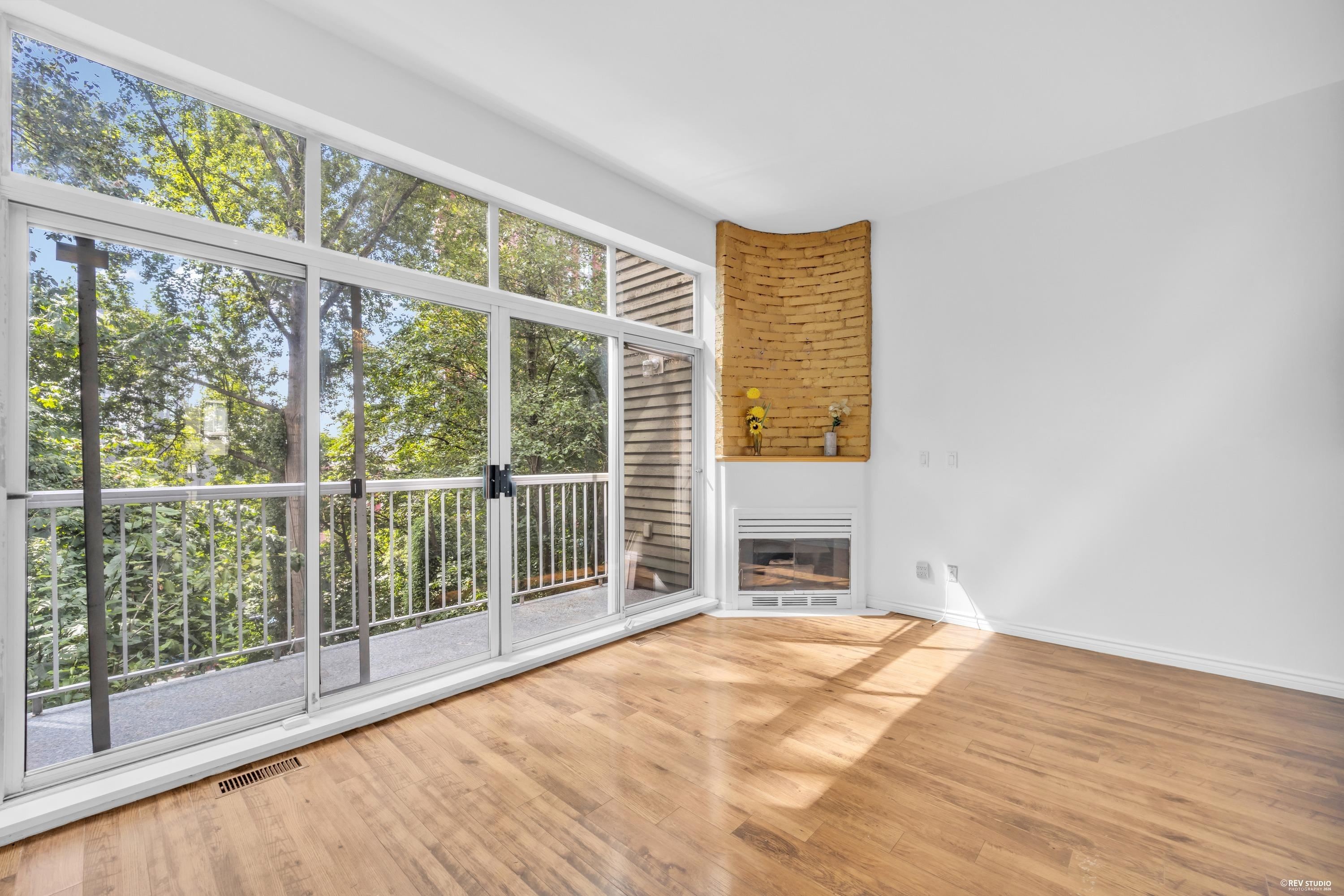 3396 Cobblestone Avenue, Vancouver, BC - Indoor With Fireplace