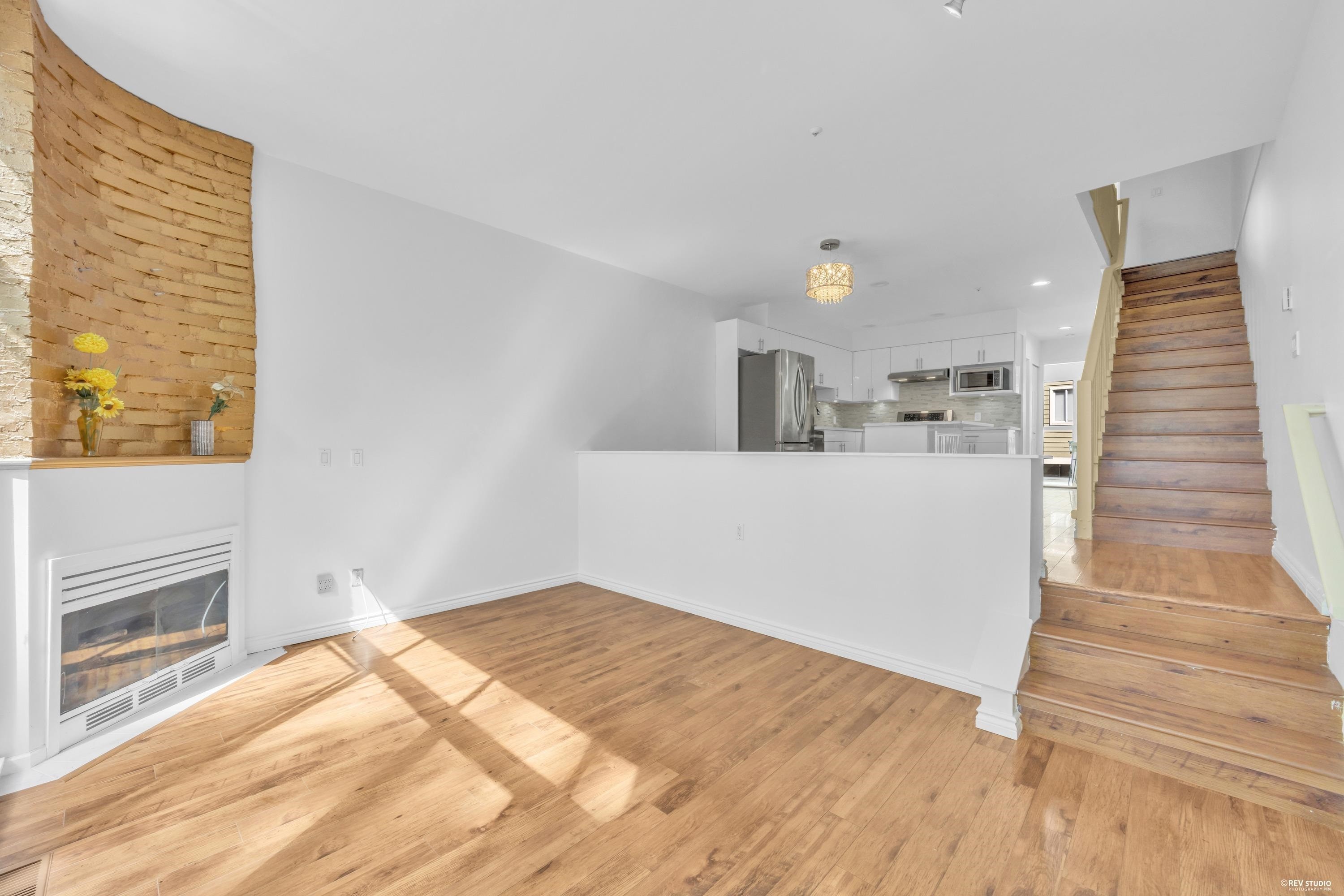 3396 Cobblestone Avenue, Vancouver, BC - Indoor With Fireplace